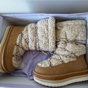 Madden Girl Hop - Tan Shearling Lace-Up Boots / Size 9 NIB